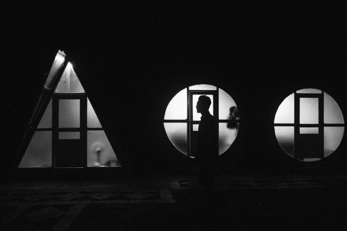 Qua ô cửa. (tác giả: Nguyễn Anh Tuấn)