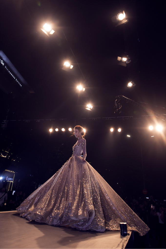 Những chiếc váy cưới tinh tế lấp lánh như những vì sao với cấu trúc corset tôn vinh những đường cong mềm mại và uyển chuyển.