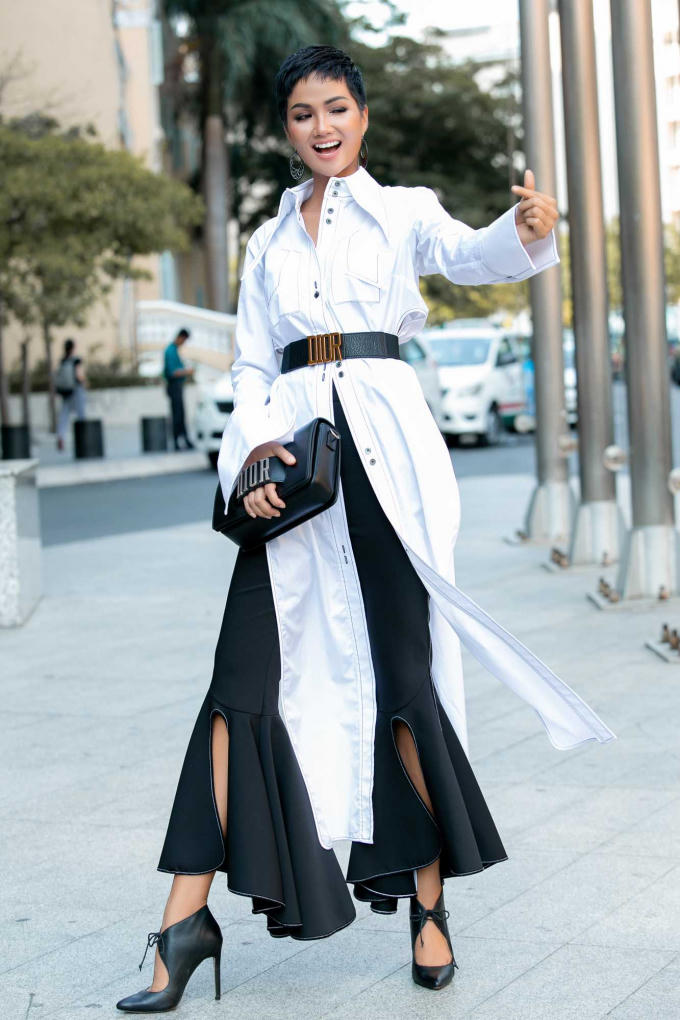 Hoa hậu H&rsquo;Hen Ni&ecirc; rạng rỡ khoe d&aacute;ng giữa phố với trang phục Street Style