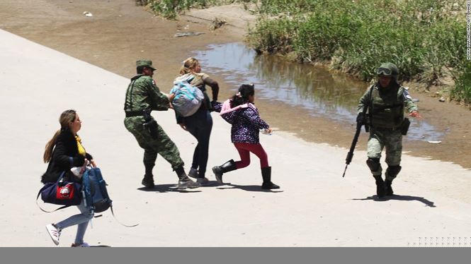 Vệ binh quốc gia của Mexico chặn người nhập cư. Ảnh: Hérika Martínez.