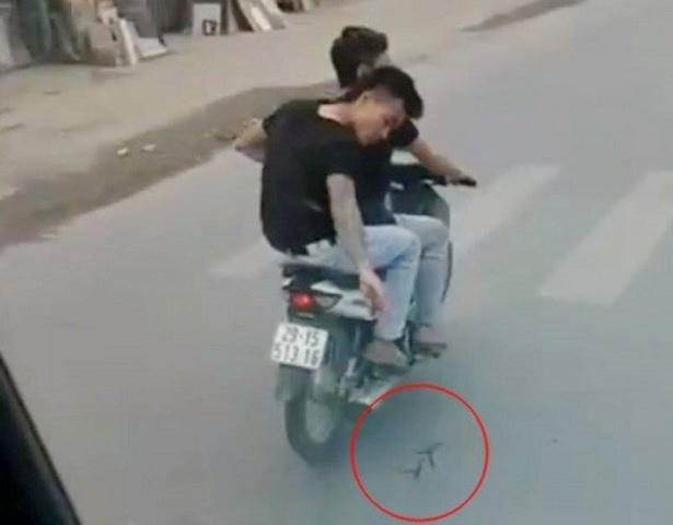 Hai đối tượng rải đinh 3 cạnh trước đầu xe ô tô tải trên QL1 đoạn qua Thường Tín, Hà Nội - Ảnh cắt từ Clip