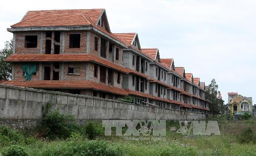Tránh đầu tư BĐS theo đám đông để tránh ôm cục nợ. Trong ảnh: Một dự án biệt thự bỏ hoang tại Hoài Đức (Hà Nội). Ảnh: Hoàng Lâm/TTXVN