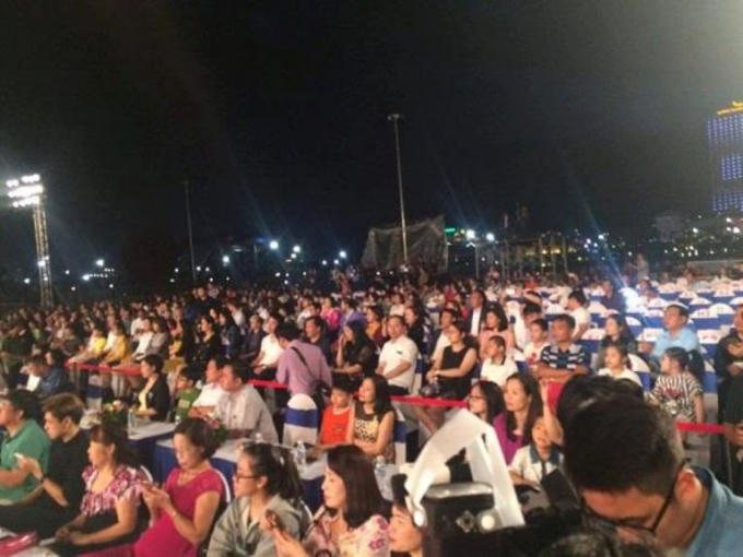 Hơn 12.000 chỗ ngồi dành cho các đại biểu và du khách đã được nêm chặt.