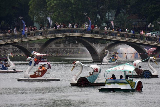 Dịp nghỉ lễ các khu vui chơi thường rất đông người. (Ảnh: Hữu Nghị).