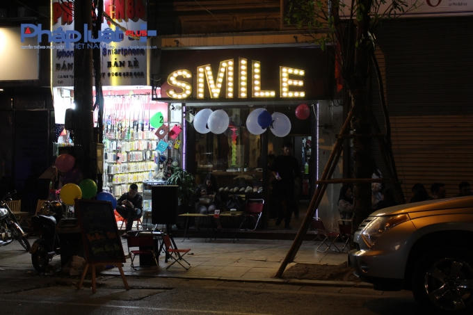 Giá bán mỗi quả "bóng cười", shisha có giá khác nhau tại mỗi cửa hàng.