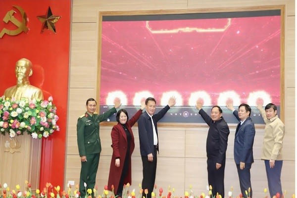 Các đại biểu thực hiện nhấn nút công bố phần mềm theo dõi, giám sát việc thực hiện các Nghị quyết, Chỉ thị, Kết luận của tỉnh Hưng Yên.