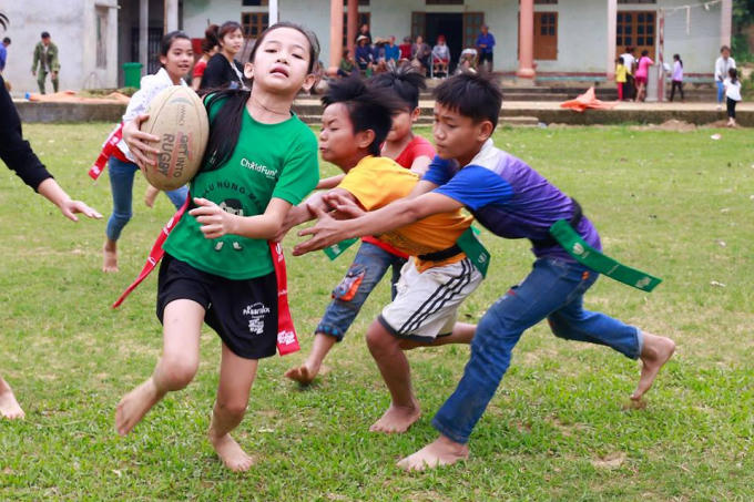 Giành giật. (Đặng Hồng Khôi)