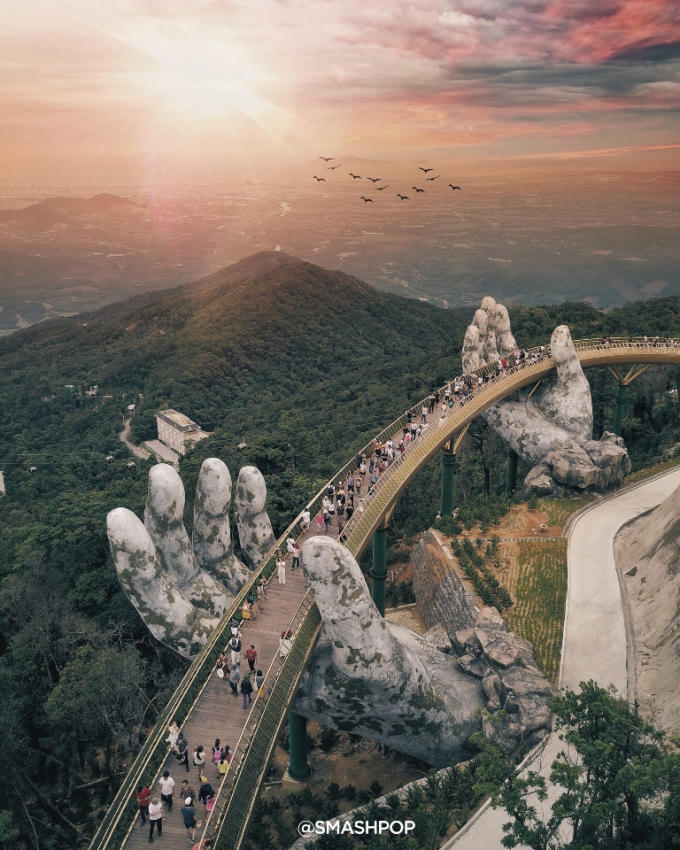 Cầu Vàng tại Sun World Ba Na Hills, Đà Nẵng.