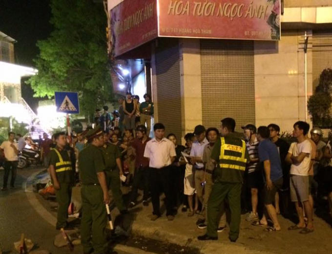Lực lượng chức năng có mặt phong tỏa hiện trường, điều tra nguyên nhân vụ việc.