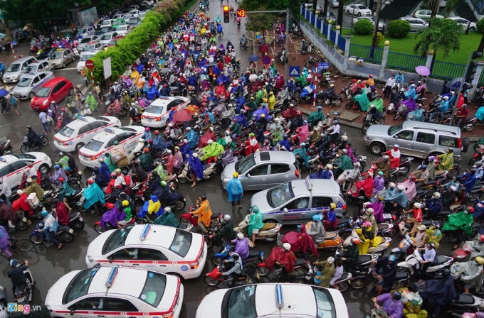 Mỗi khi trời mưa, những con đường ngày thường không đông cũng trở nên kẹt cứng. Nguyên nhân, nhiều người ngày thường cất xế hộp gặp mưa mang ra sử dụng để tránh bị ướt. Taxi cũng hoạt động hết công suất. Ảnh: Duy Hiếu.