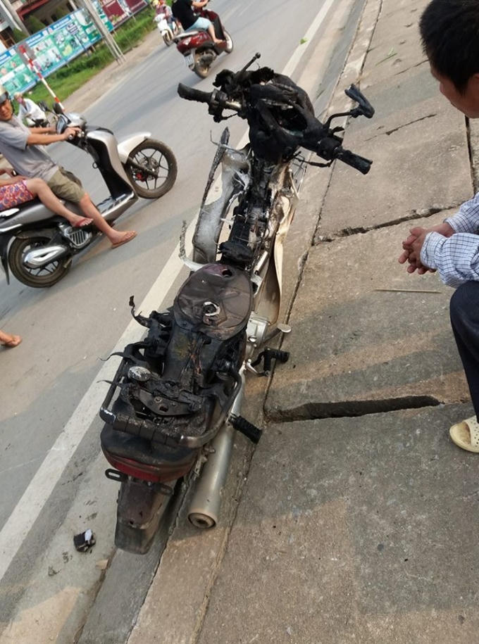 Chiếc xe sau khi bị cháy.