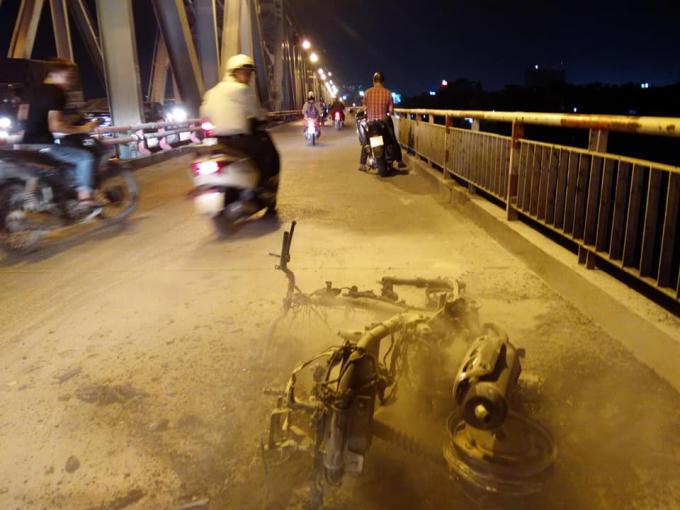 Do ngọn lửa bùng phát quá to nên chiếc xe bị thiêu rụi còn trơ khung.
