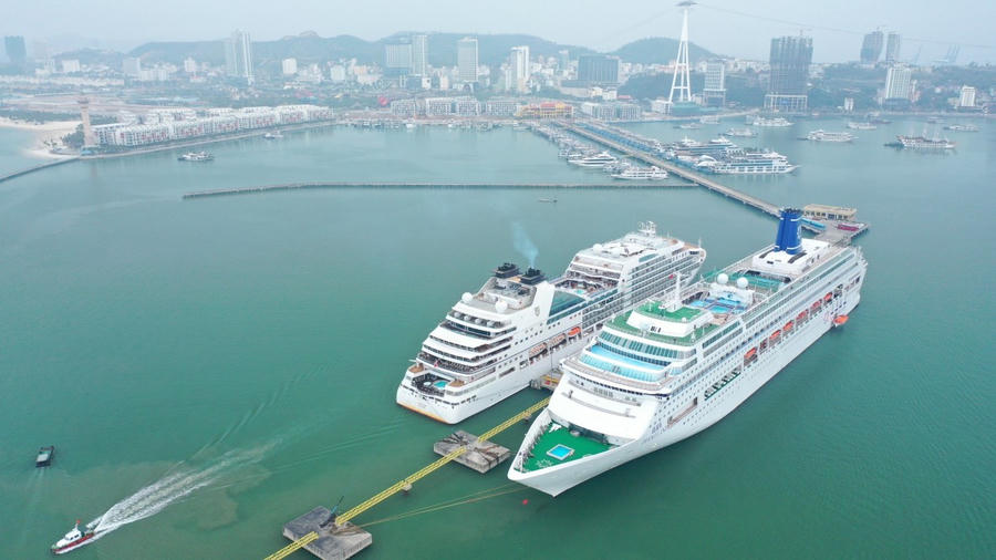 Hai siêu du thuyền Seabourn Encore và Piano Land chở gần 2400 khách quốc tế cập cảng tàu khách quốc tế Hạ Long sáng mùng 1 Tết Nguyên Đán Bính Ngọ.