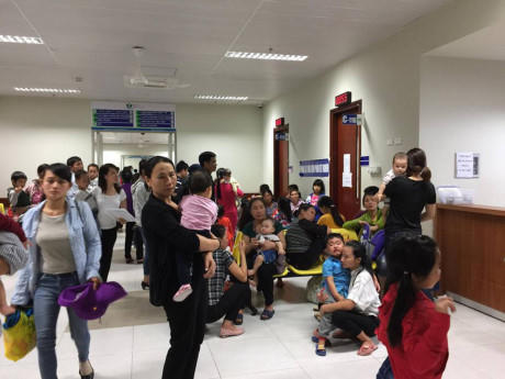 Bệnh nhân đến khám tại Bệnh viện Nhi Trung ương trong những ngày nắng nóng. Ảnh: PV/Vietnam+