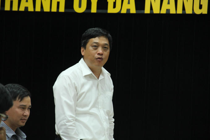 Chánh Văn phòng Thành ủy Đào Tấn Bằng (đứng) điều động nhiệm vụ mới.