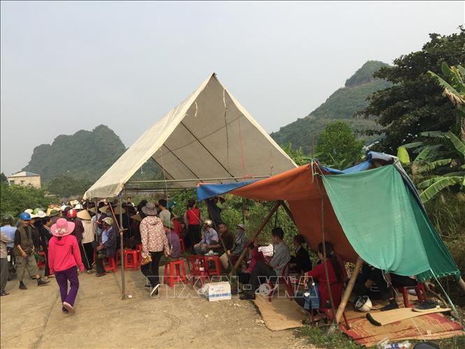 Những người dân thuộc khu vực tổ 6, phường Nam Sơn, thành phố Tam Điệp, căng lều bạt để phản đối việc xây dựng đài hóa thân. Ảnh: Minh Đức/TTXVN