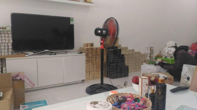 Bên trong cơ sở Nga Mona Spa bán rất nhiều mỹ phẩm