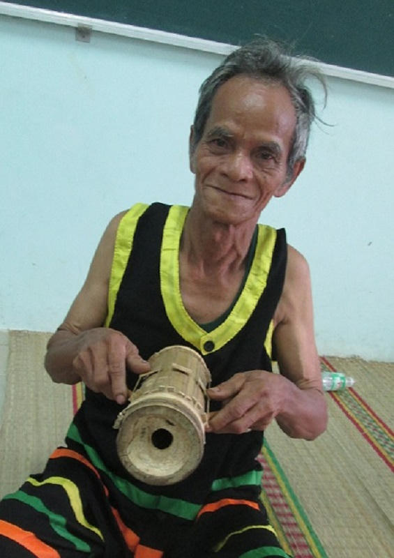 Nghệ nhân Mấu Hồng Thái với cây đàn Chapi.