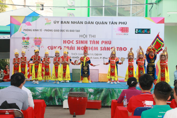 Mở đầu chương trình là tiết mục văn nghệ của các em thiếu nhi học sinh.