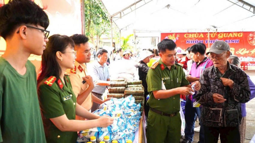 Công an xã Ngãi Giao đã phối hợp cùng Đoàn Thanh niên, Chi hội Phụ nữ Công an xã và Đội Cảnh sát giao thông số 2 – Phòng PC08 Công an TP Hồ Chí Minh tổ chức chương trình “Xuân Yêu Thương” dành cho người dân có hoàn cảnh khó khăn.
Công an xã Ngãi Giao đã phối hợp cùng Đoàn Thanh niên, Chi hội Phụ nữ Công an xã và Đội Cảnh sát giao thông số 2 – Phòng PC08 Công an TP Hồ Chí Minh tổ chức chương trình “Xuân Yêu Thương” dành cho người dân có hoàn cảnh khó khăn.