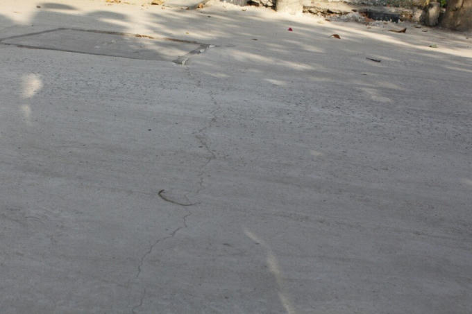 Bê tông độ liên kết kém, nhưng chưa rõ nguyên nhân do đơn vị nào gây ra.