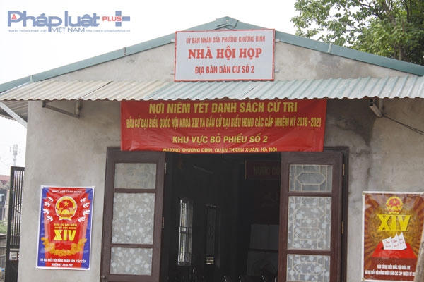 Khi Phóng viên đến nhà hội họp thuộc UBND phường Khương Đình (Thanh Xuân, Hà Nội) để tìm hiểu về sự việc trên thì không có ai ở trong cơ quan trong khi cửa vẫn mở.