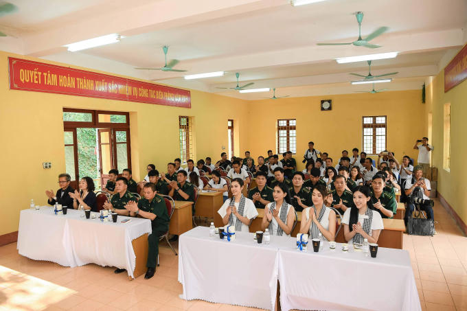 Các người đẹp hoa hậu vượt núi tặng sách cho thanh niên vùng cao