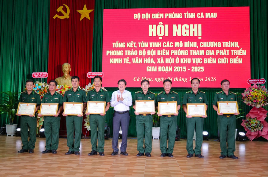Ông Lê Văn Sử - Phó Chủ tịch UBND tỉnh Cà Mau, trao Bằng khen của UBND tỉnh cho các tập thể, cá nhân.