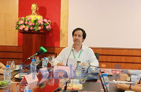 Ông Nguyễn Kim Sơn chủ trì cuộc họp nhanh tại ĐH Quốc gia Hà Nội. Ảnh: Loan Bảo.
