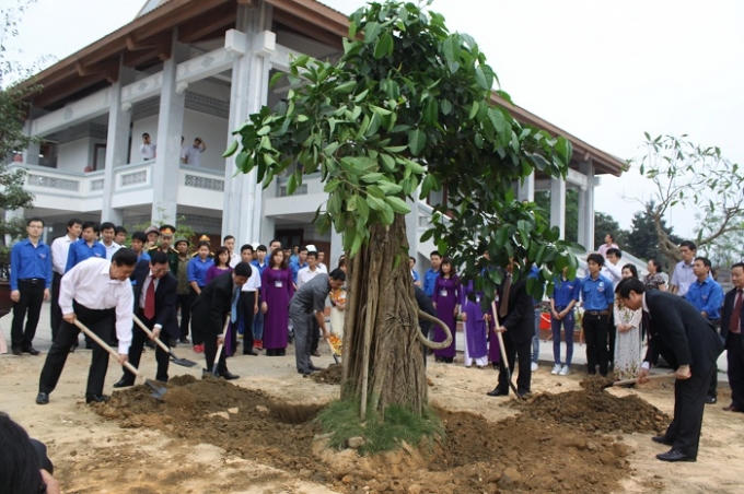 Thủ tướng Nguyễn Tấn Dũng và các đồng chí lãnh đạo tỉnh trồng cây lưu niệmtại Nhà tưởng niệm TNXP Đại đội 915. Ảnh: Internet