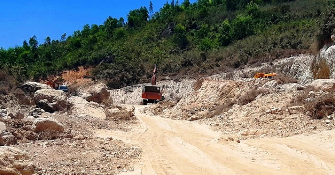Người dân đề nghị cấp tỉnh và huyện vào cuộc để xử lý tình trạng rút ruột tài nguyên trái phép.
