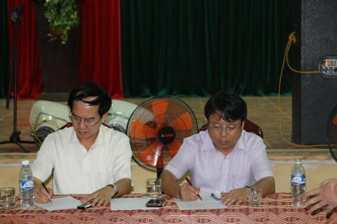 Phó CT UBND tỉnh Dương Tất Thắng (bên phải) và Đại tá Lê Văn Sao - GĐ Công an tỉnh Hà Tĩnh đã họp khẩn tại huyện Hương Khê bàn cách khắc phục sau sự cố cháy.