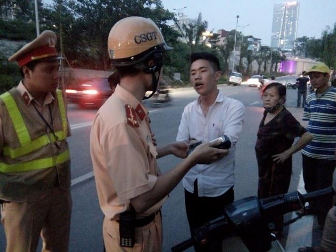 Ngay sau khi nhận được trình báo, đội CSGT số 2 và Công an quận Cầu Giấy đã có mặt tại hiện trường để xử lý và phân luồng giao thông.