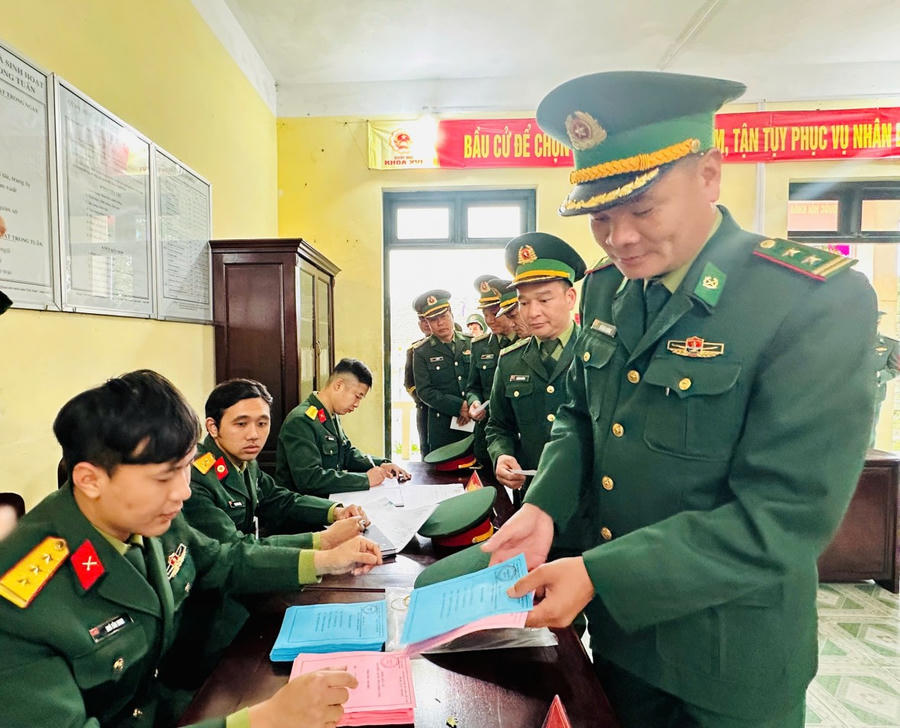 Cán bộ, chiến sĩ lực lượng vũ trang trên địa bàn tỉnh Quảng Ninh thực hiện quyền và nghĩa vụ công dân tại khu vực bỏ phiếu.