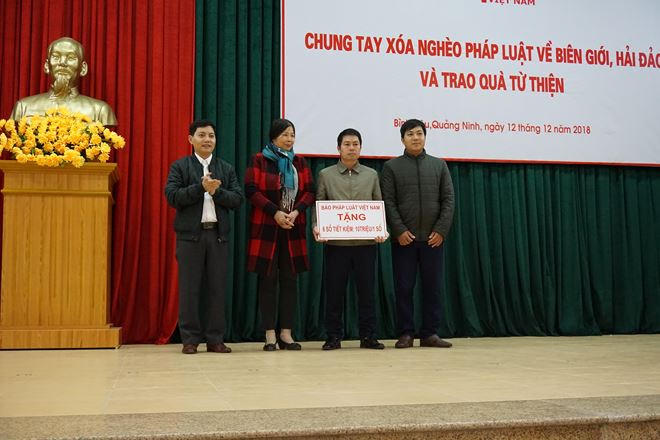 Trao tặng sổ tiết kiệm cho 3 cán bộ tư pháp có hoàn cảnh khó khăn.