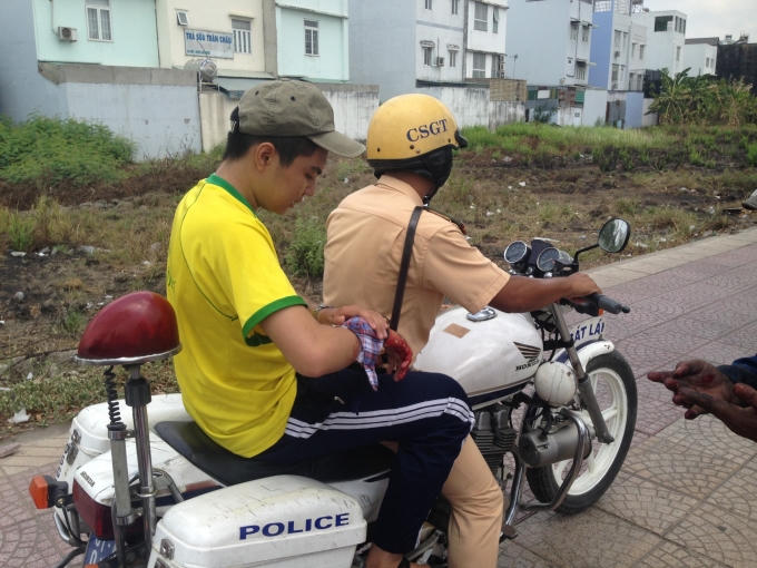Chiến sĩ công an chở nam sinh đi cấp cứu.