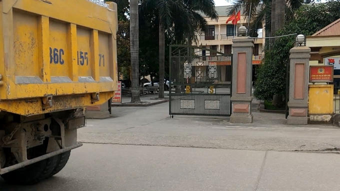 Xe tải 36C-15571 thuộc doanh nghiệp Yên Thế chở đầy đá dăm, không che bạt, vô tư chạy vào đường cấm ngang cổng đồn Công an thị xã Bỉm Sơn một cách khó hiểu. (Ảnh: A.Thắng)