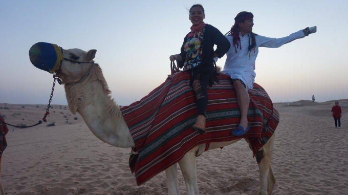 Trong bộ ảnh sinh động và ngập tràn màu sắc tình yêu này, Wang Trần và Thanh Nhân đã lần lượt khám phá sa mạc Safari, chinh phục tòa nhà cao nhất thế giới Burj Khalifa, khám phá các đền thờ Hồi giáo với kiến trúc tuyệt đẹp.