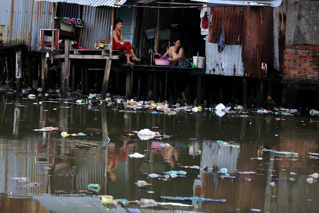 Khi nước lớn, rác nổi lềnh bềnh phủ kín mặt nước.