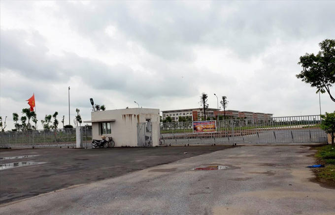 Nằm ở ven lộ, nhưng trái với cảnh nhộn nhịp, ngược xuôi phía ngoài, sau cánh cổng sắt nặng nề đã có chỗ hoen rỉ này, lại là cảnh ảm đạm đã xảy ra từ nhiều năm nay.