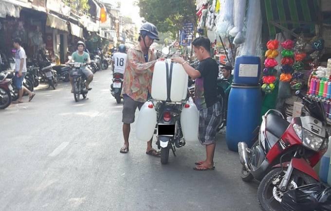 Mỗi ngày, hàng nghìn lít hóa chất, phụ gia thực phẩm tỏa đi khắp thị trường các tỉnh.