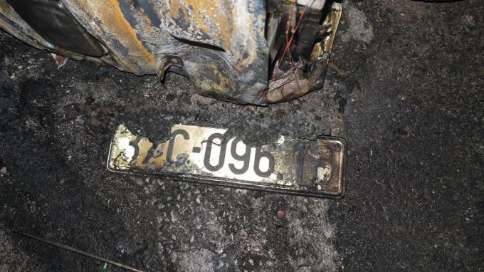 Biển số xe văng ra cháy sém.