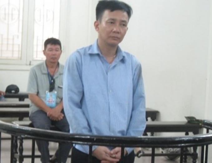 Cựu cán bộ phường, Phan Thành Dương lừa đảo được hàng trăm triệu đồng của nhiều người trước vành móng ngựa.
