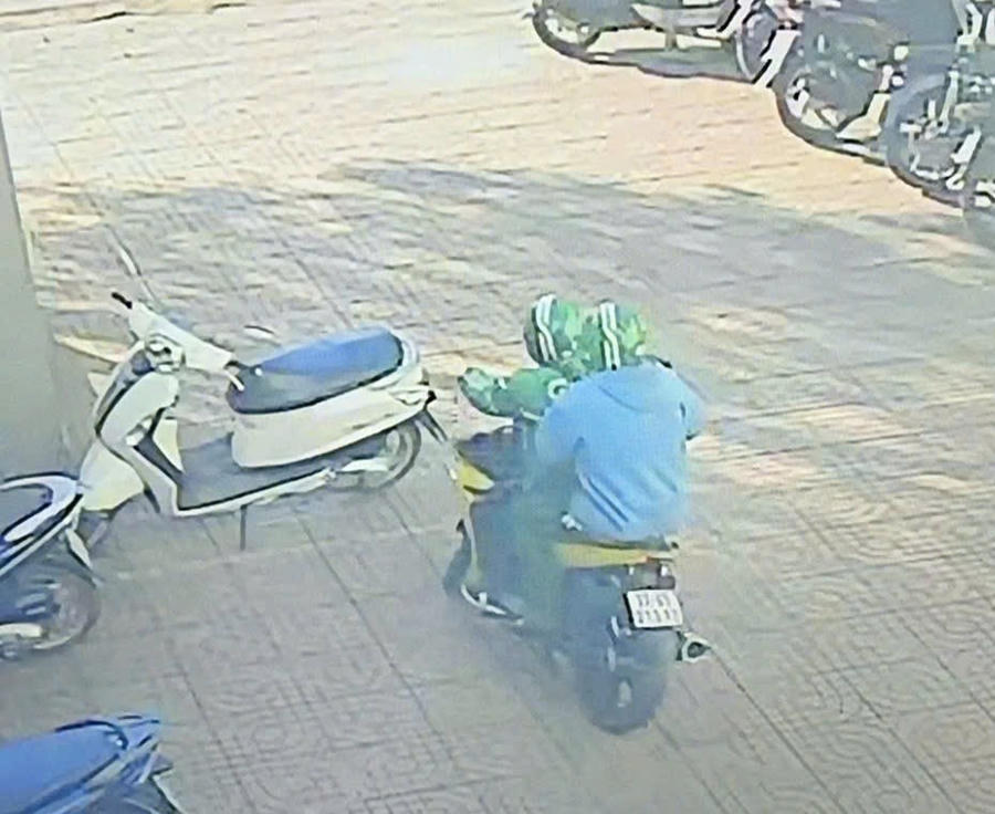 Sau khi cướp được khoảng 1,8 tỷ tiền mặt, 2 đối tượng lên xe tẩu thoát. Ảnh: Camera Ngân hàng ghi lại