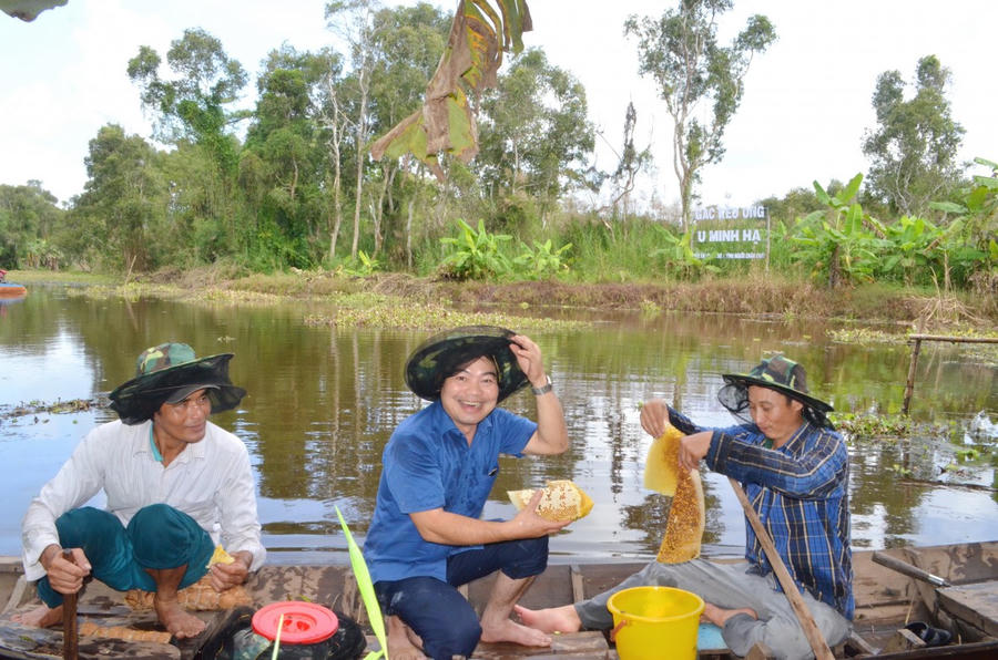 Mật ong rừng U Minh Hạ là đặc sản nổi tiếng của Cà Mau, được đánh giá cao về chất lượng và hương vị đặc trưng.