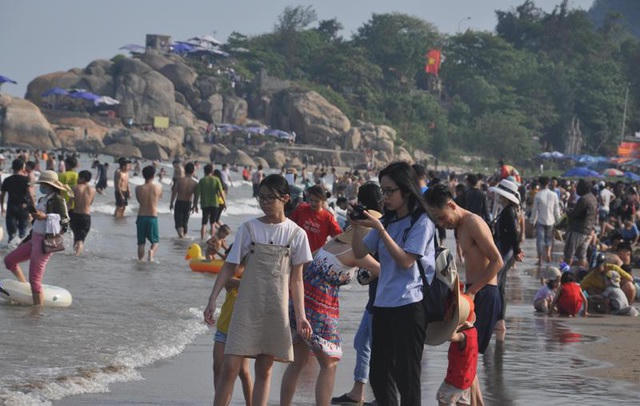Tỉnh Thanh Hóa đã có văn bản giao chủ tịch UBND các huyện, thị xã, thành phố có các khu du lịch biển quyết định và chịu trách nhiệm về việc tổ chức triển khai các biện pháp phòng, chống dịch theo hướng dẫn của ngành y tế khi mở cửa dịch vụ tắm biển tại các bãi tắm công cộng. Thành phố Sầm Sơn cũng yêu cầu đảm bảo các biện pháp phòng, chống dịch bệnh Covid-19, như đứng cách nhau ít nhất 1m, không tập trung tại 1 điểm quá 20 người. Tuy nhiên, với lượng người đông như thế này thì quy định này thực sự là bất khả thi.
