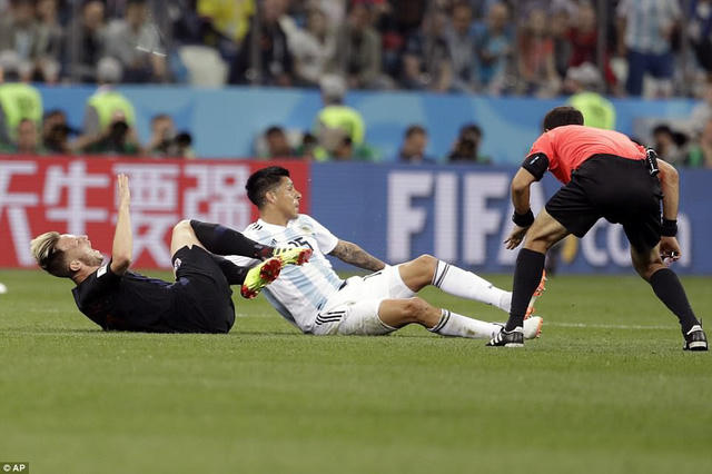 Rakitic li&ecirc;n tục bị c&aacute;c cầu thủ Argentina phạm lỗi