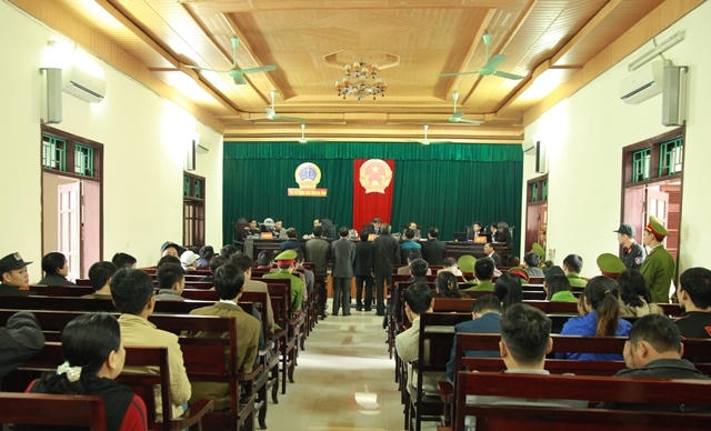 Phiên xử thu hút nhiều người quan tâm, cũng như số lượng bị cáo và những người liên quan đến tham dự rất đông.