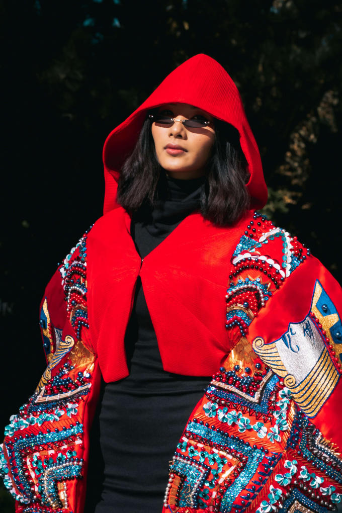 &Aacute; hậu Ho&agrave;ng Th&ugrave;y xuất hiện nổi bật tại Paris Motor Show