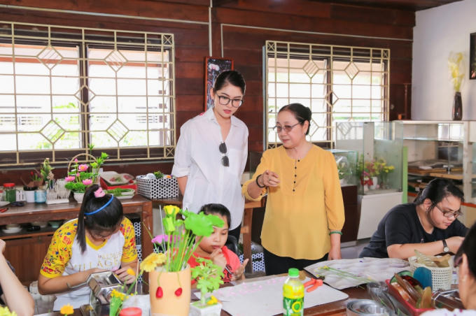 &Aacute; hậu Thuỳ Dung mang tranh của người khuyết tật đến Hoa hậu Quốc tế 2017